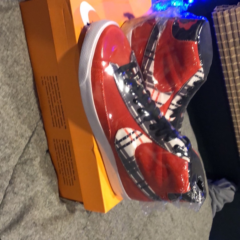 These are 8 and a half in mens never worn comes with wrapping free